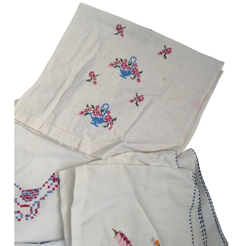 Lot 11 Vintage Linens Napkins Tablecloths Runners Craft Cutter‎ Lot Embroidered